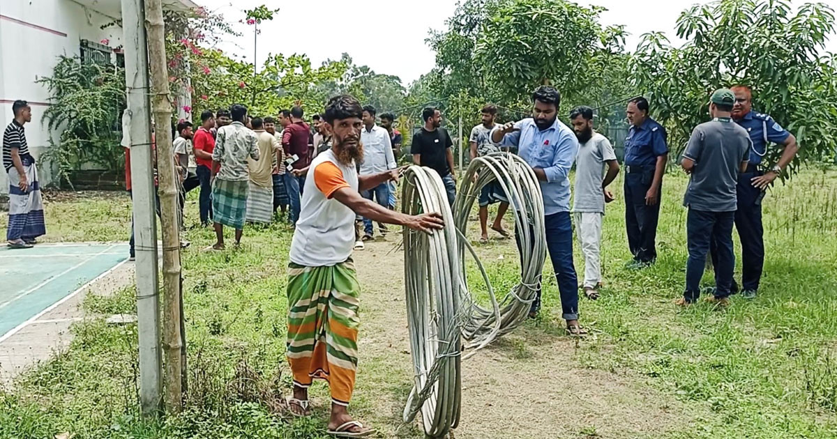 নরসিংদীতে পল্লী বিদ্যুতের চুরি হওয়া তার যুবদল নেতার বাড়িতে